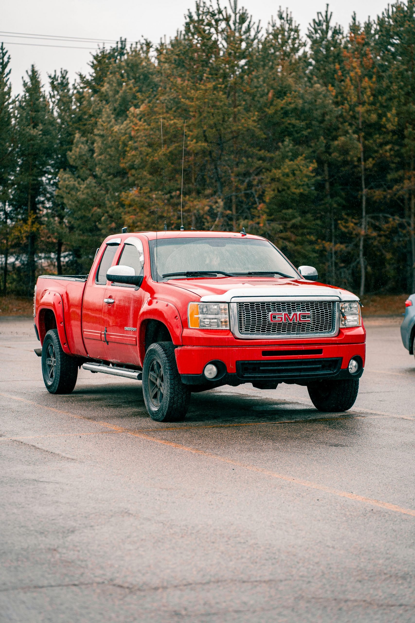 3/4 view of a GMC Sierra 1500 parked in an outdoor parking lot