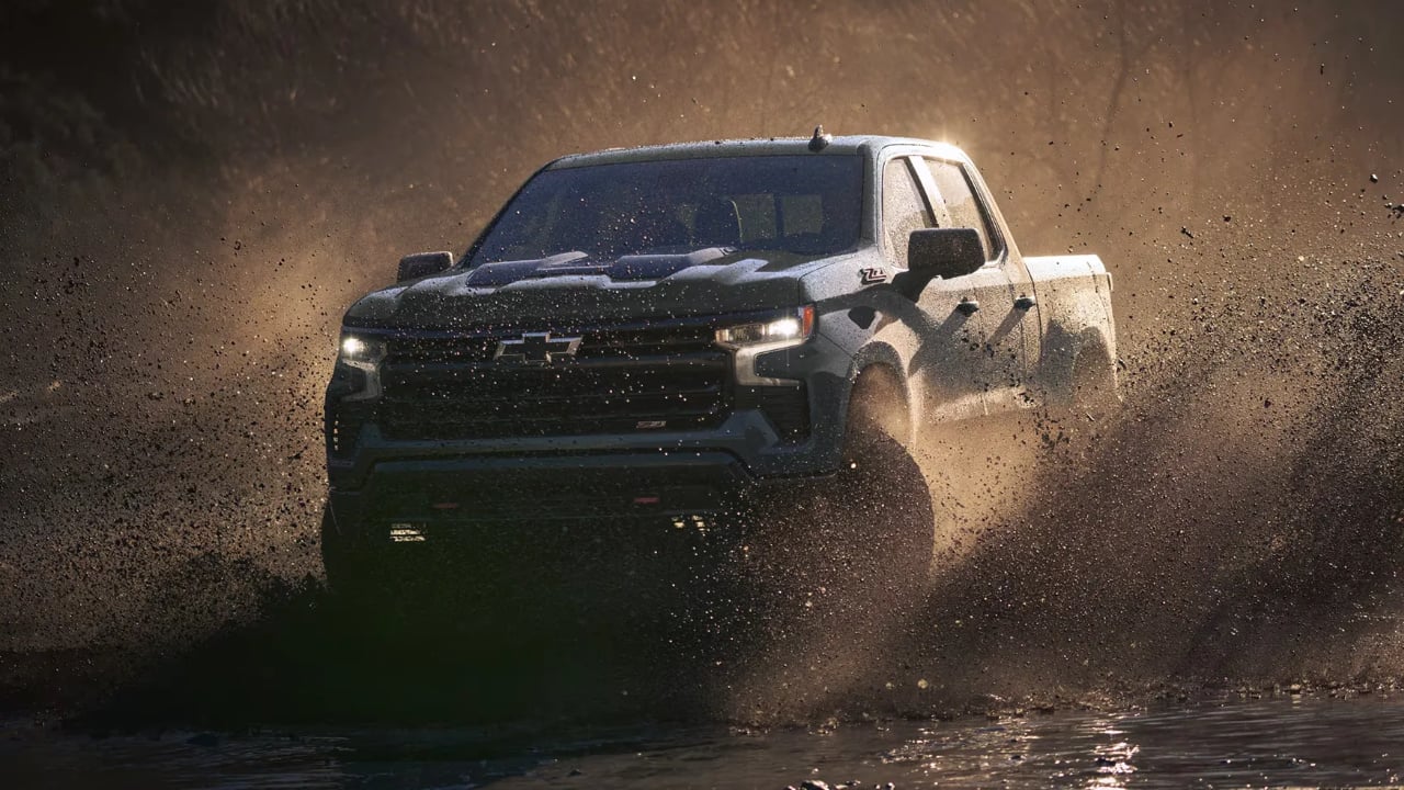 vue latérale avant d'un Chevrolet Silverado 1500 2026