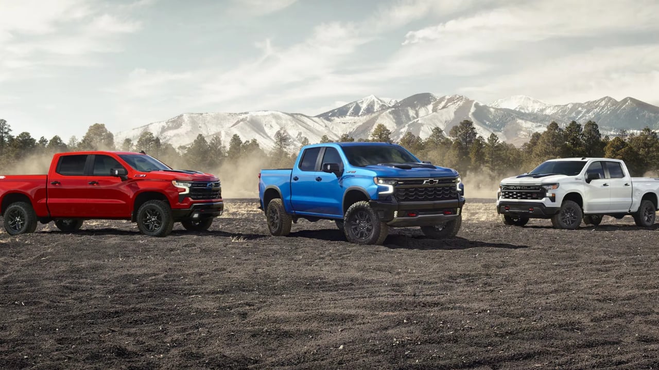 vue latérale avant d'un trio de Chevrolet Silverado 1500 2026