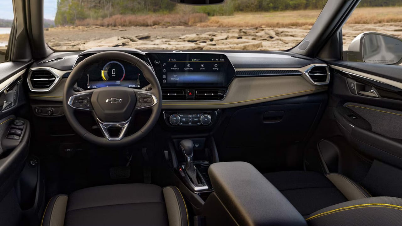 vue de l'habitacle et du tableau de bord d'un Chevrolet Trailblazer 2026