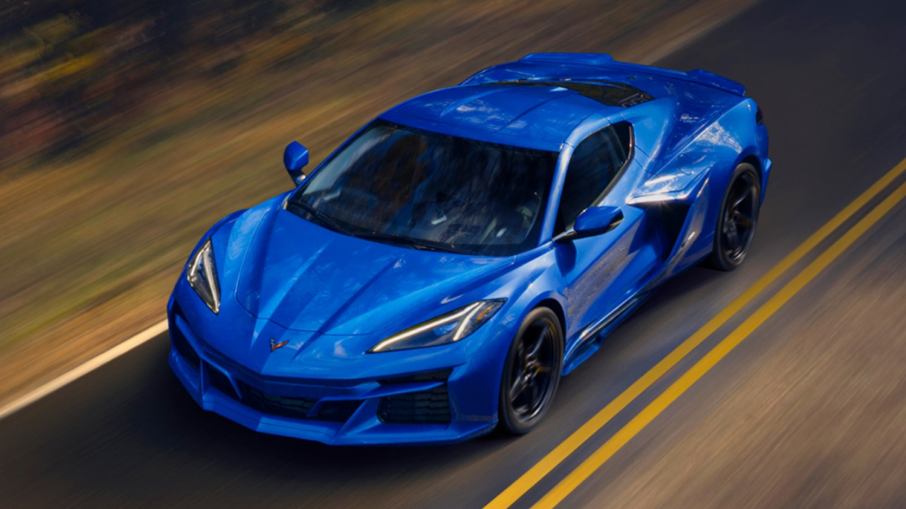 vue latérale avant d'une Corvette E-Ray 2026