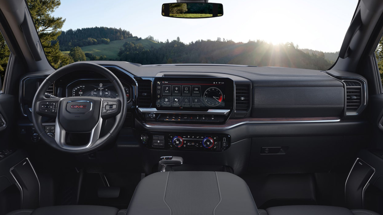 vue de l'habitacle et du tableau de bord d'un GMC Sierra 1500 2026
