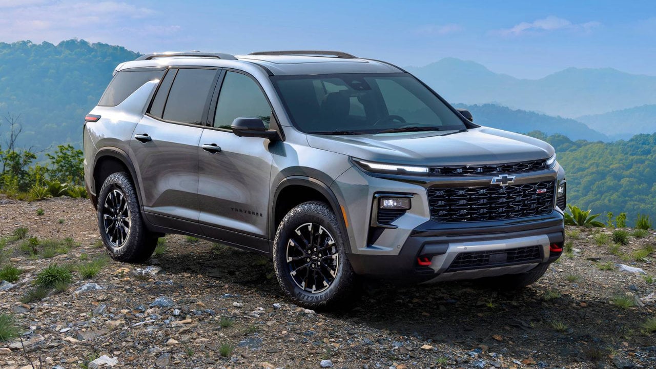 vue latérale avant d'un Chevrolet Traverse 2026