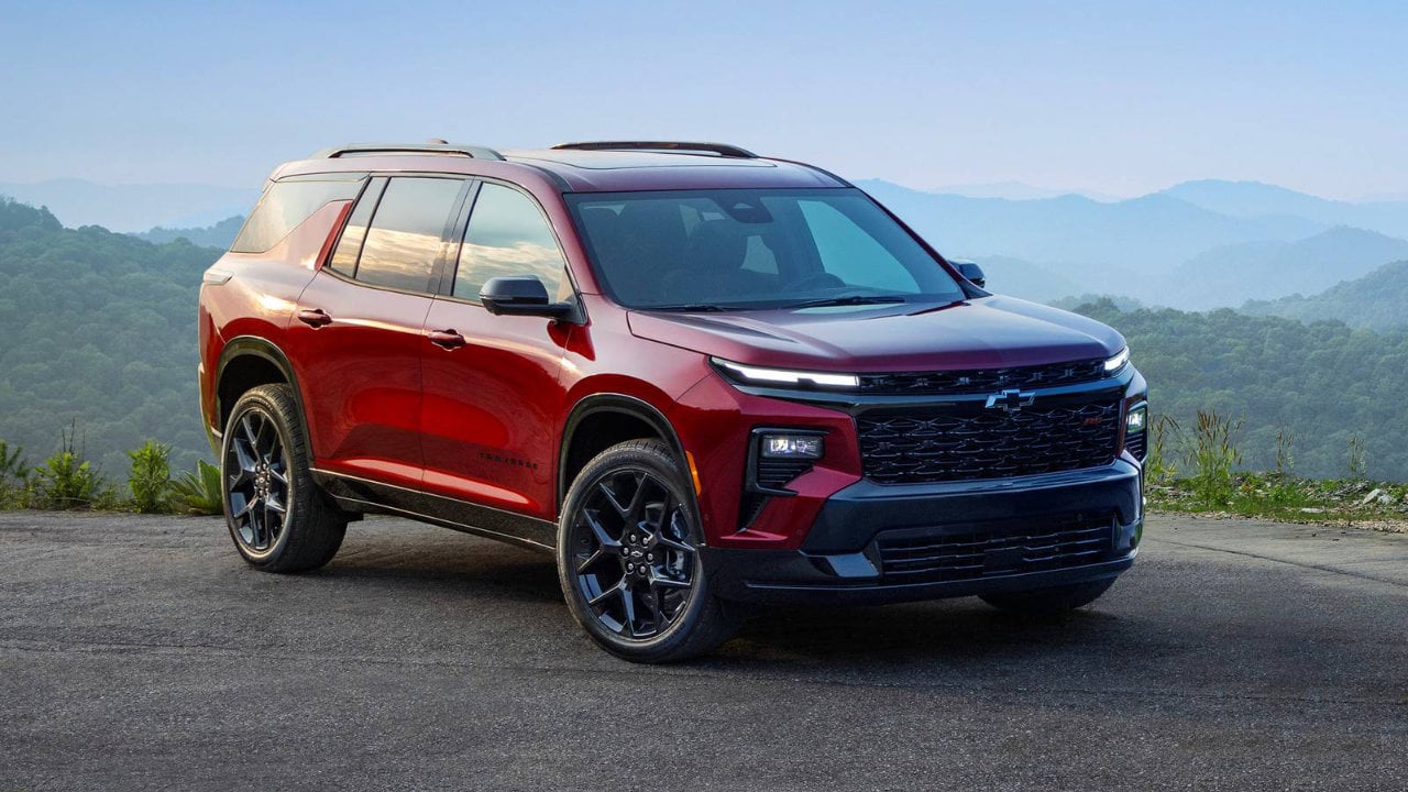 vue latérale avant d'un Chevrolet Traverse 2026