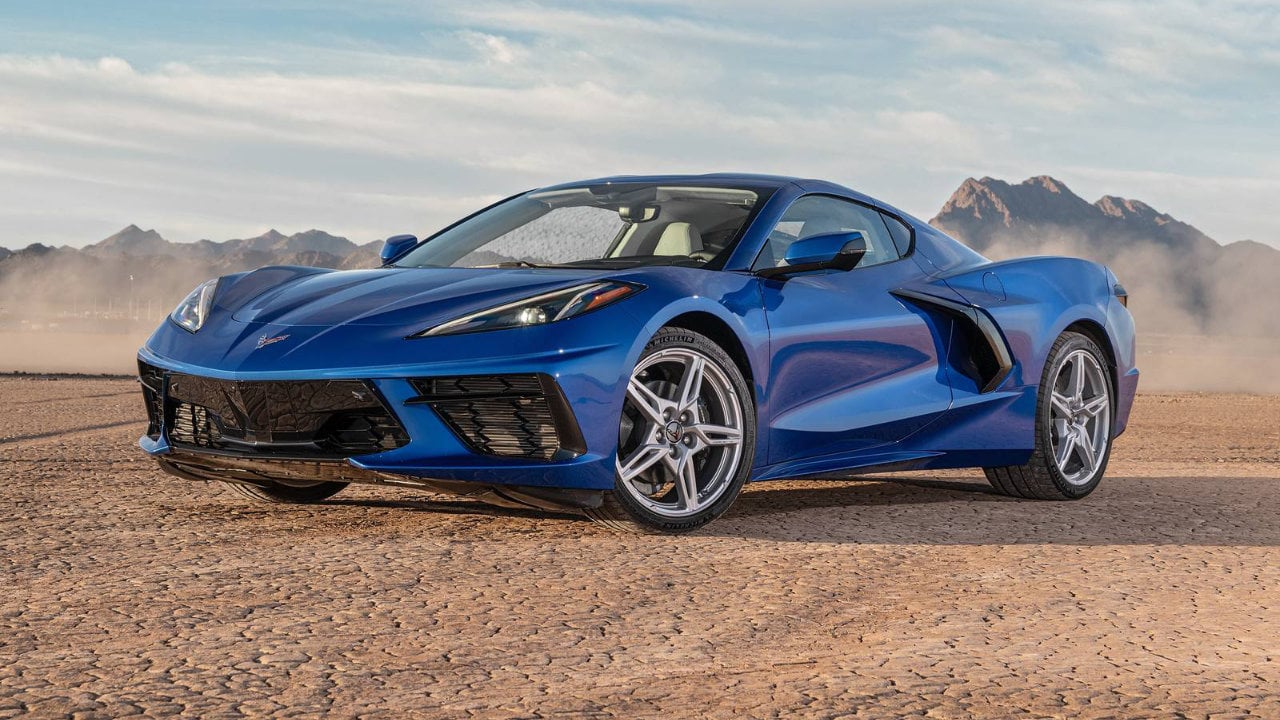vue latérale avant d'un Corvette Stingray 2026
