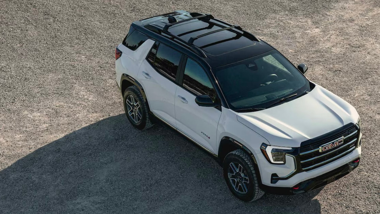 vue latérale avant d'un GMC terrain 2026