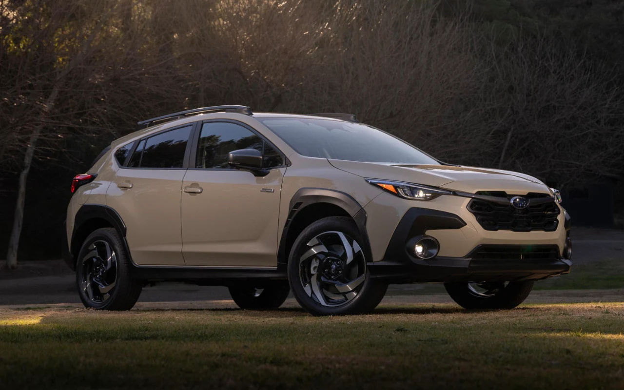 Subaru Crosstrek hybride 2026 beige vu de trois quarts avant.