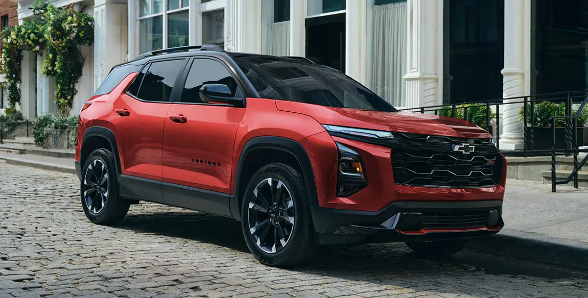 Chevrolet Equinox 2027 rouge stationné dans une rue urbaine.