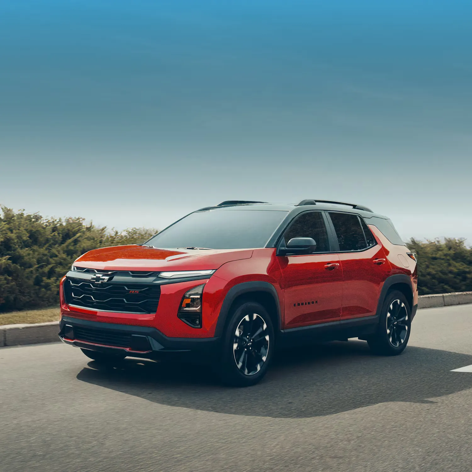 Chevrolet Equinox 2027 rouge roulant sur la route.