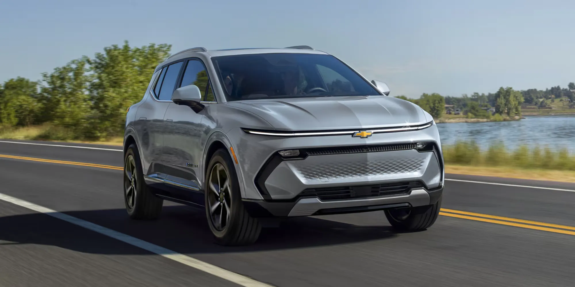 Chevrolet Equinox EV 2026 gris circulant sur la route.