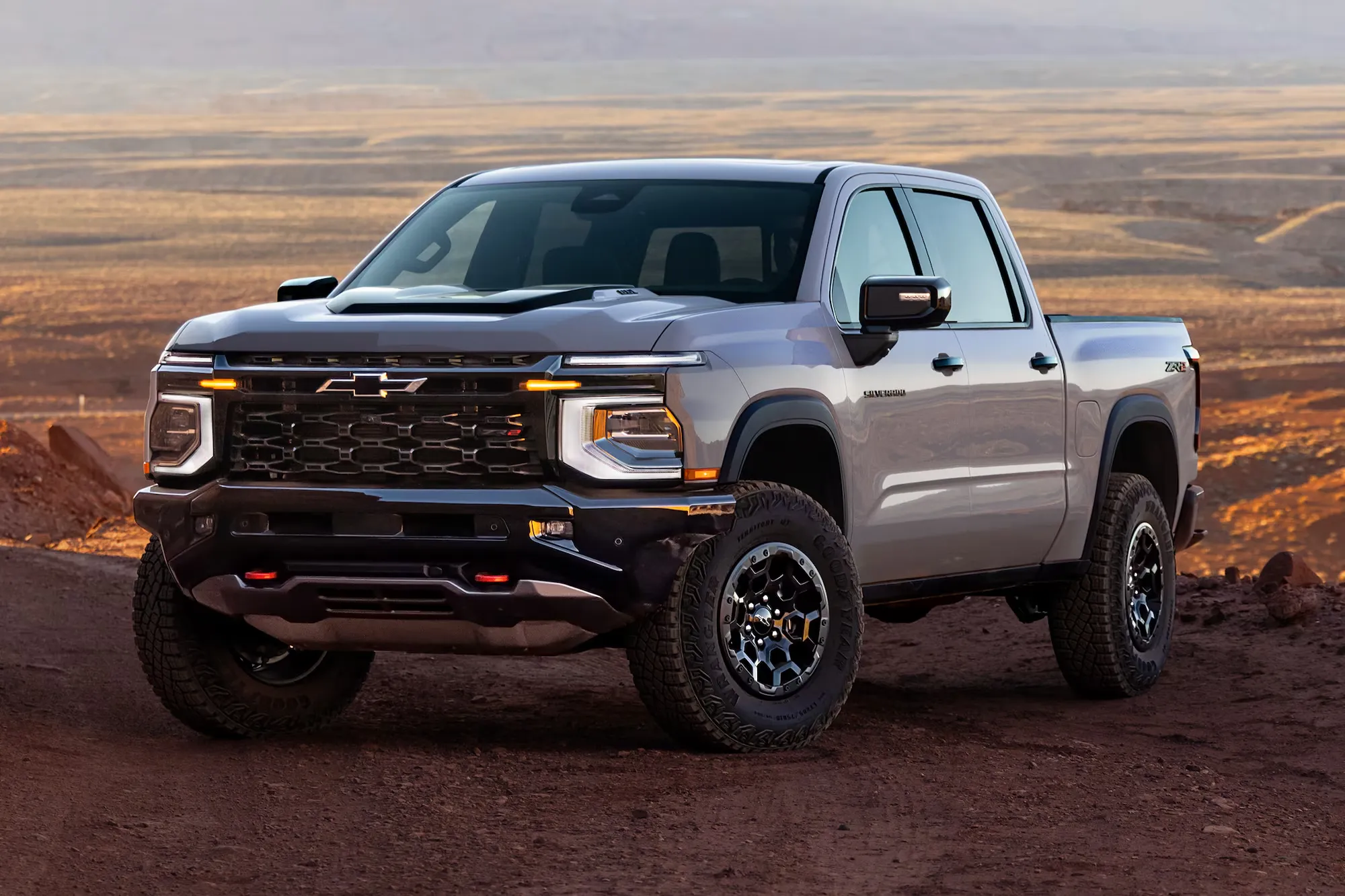 Chevrolet Silverado 1500 2027 dans un paysage désertique.