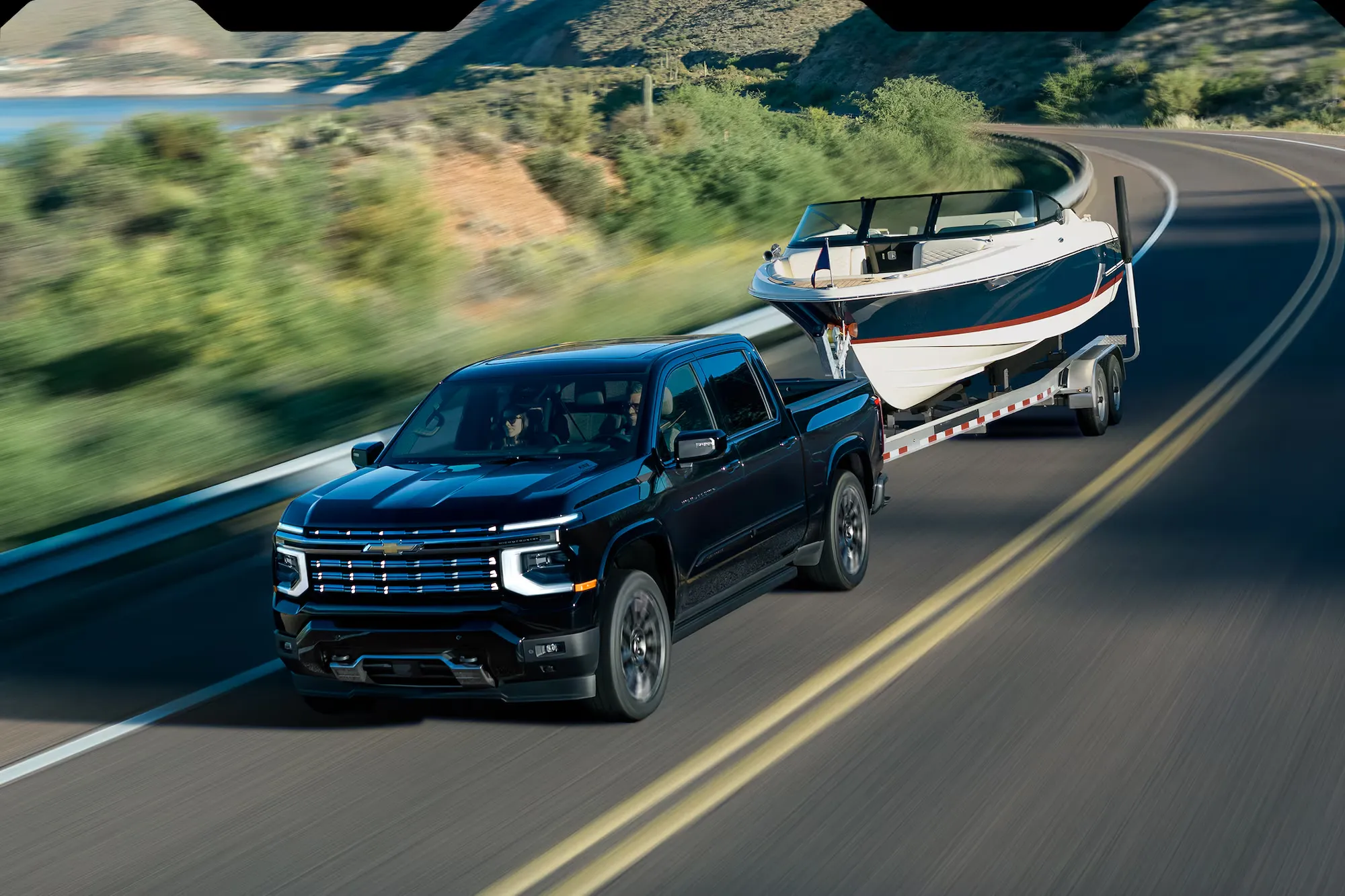 Chevrolet Silverado 1500 2027 remorquant un bateau sur la route.