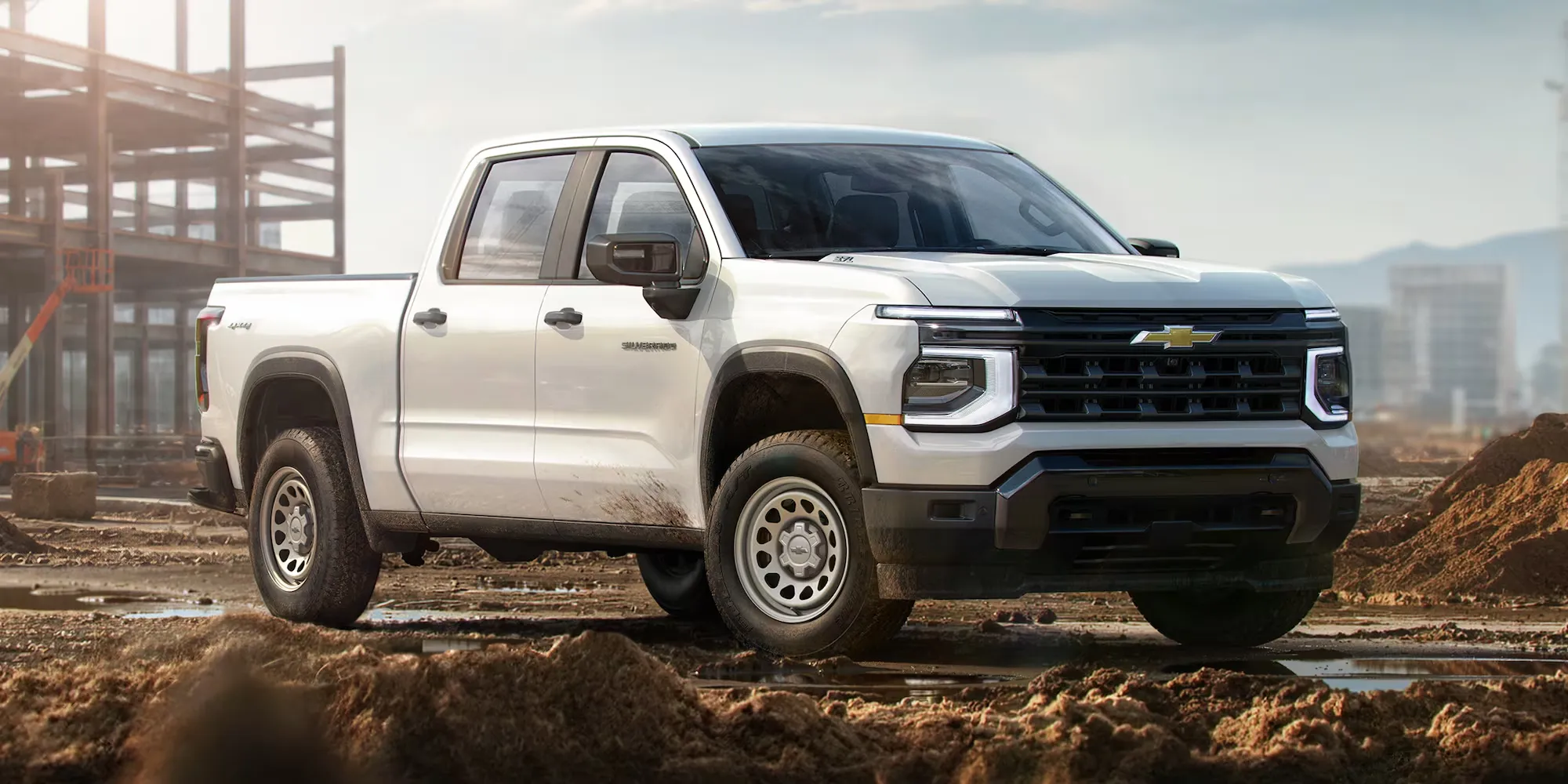 Chevrolet Silverado 1500 2027 blanc sur un terrain accidenté.