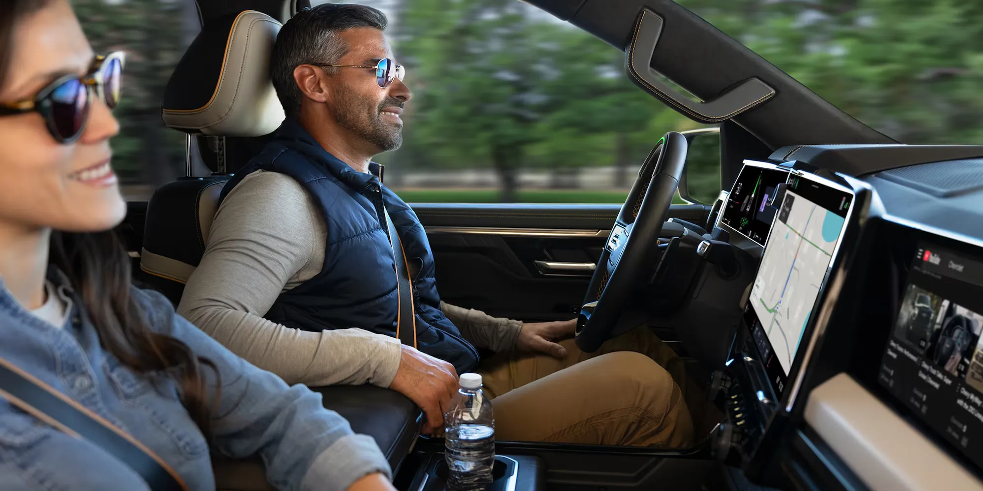 Conducteur et passagère à bord du Chevrolet Silverado 1500 2027.