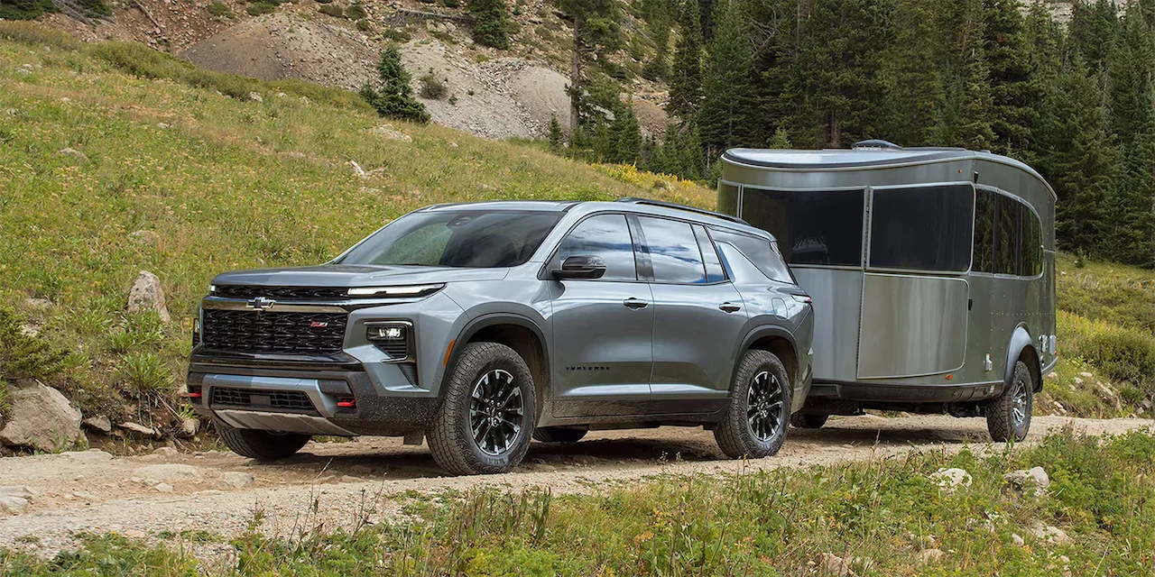 Chevrolet Traverse 2026 remorquant une roulotte en montagne.