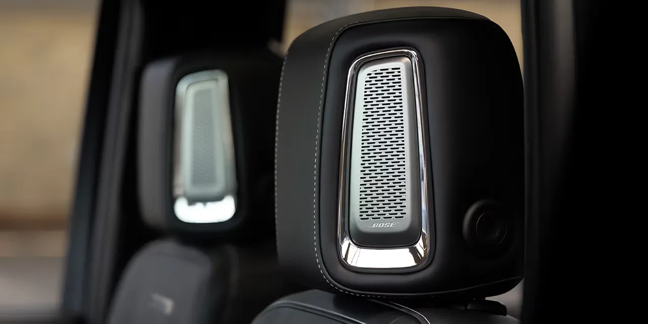 Haut-parleur Bose intégré à un appuie-tête du GMC Sierra 1500 2027.