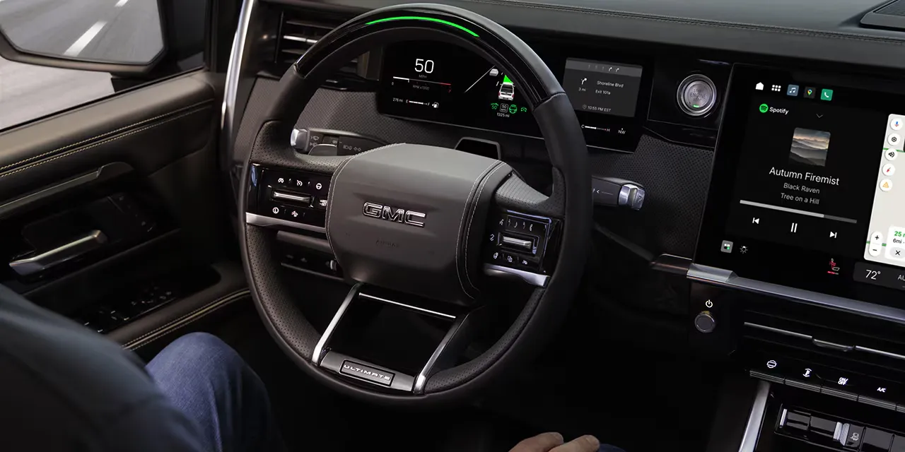 Volant et écran multimédia du GMC Sierra 1500 2027 Denali Ultimate.