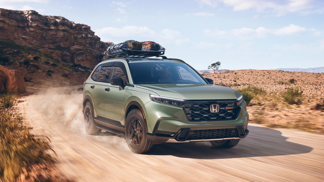 Honda CR-V 2026 vert équipé pour une aventure hors route.