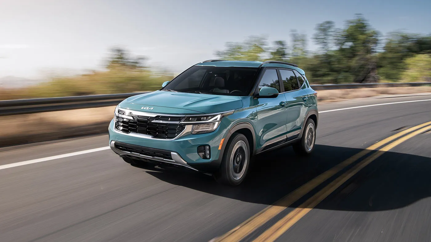 Kia Seltos 2026 bleu circulant sur la route.