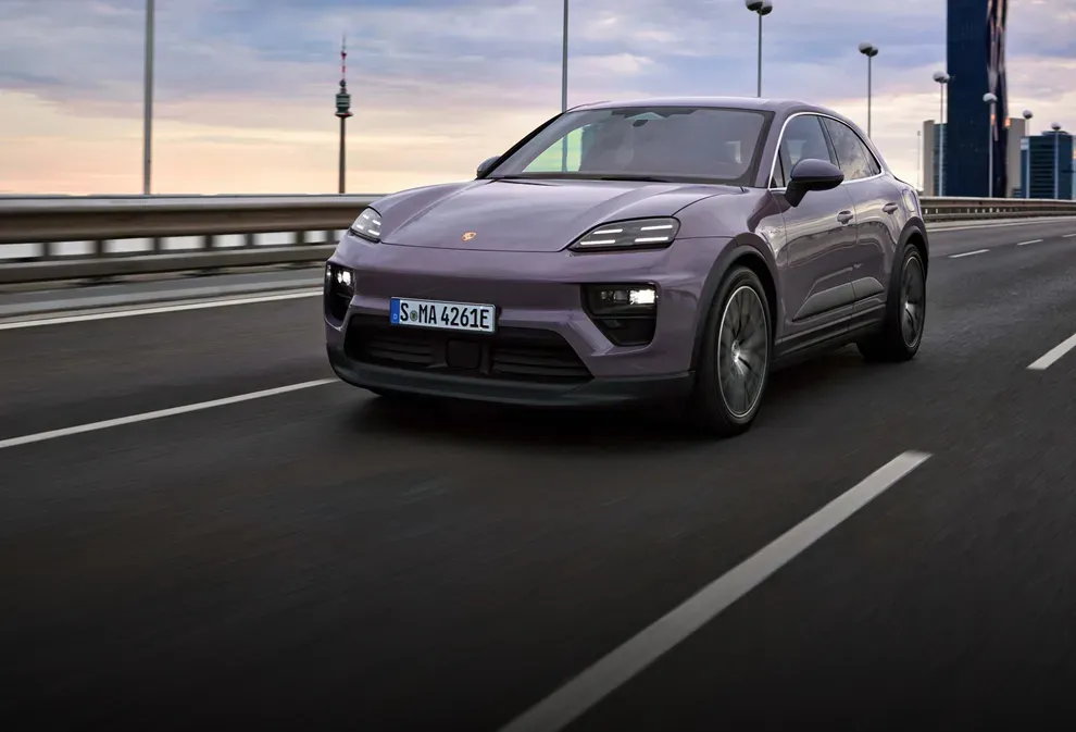 Porsche Macan électrique 2026 roulant sur une route urbaine.