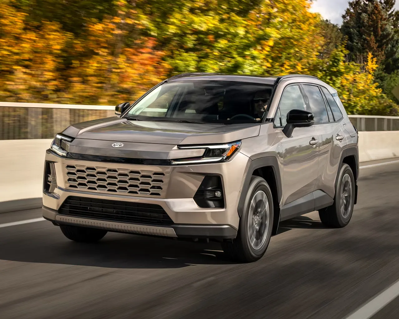 Toyota RAV4 2026 hybride gris roulant sur la route.