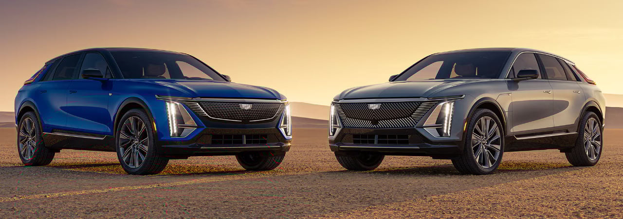 vue latérale avant d'un duo de Cadillaq Lyriq 2026