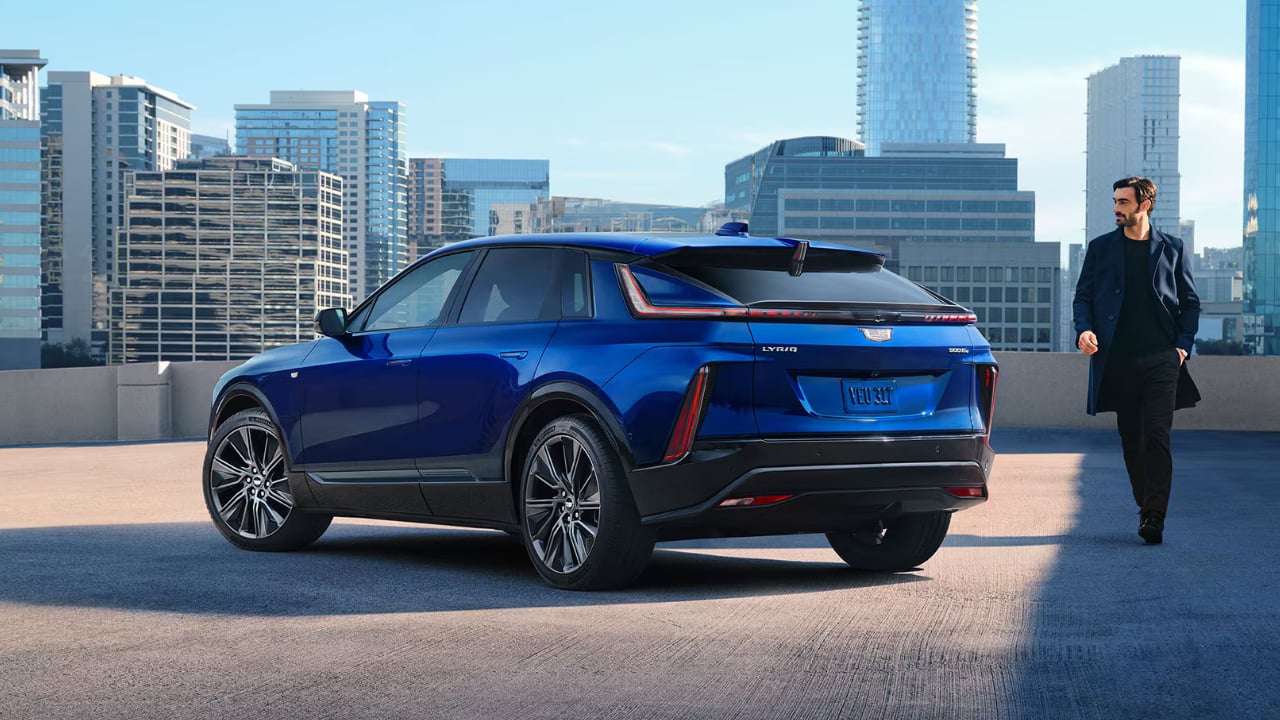 vue latérale arrière d'un Cadillac Lyriq 2026