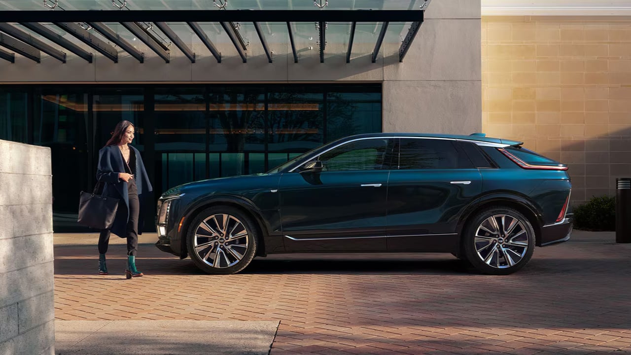 vue latérale d'un Cadillac Lyriq 2026