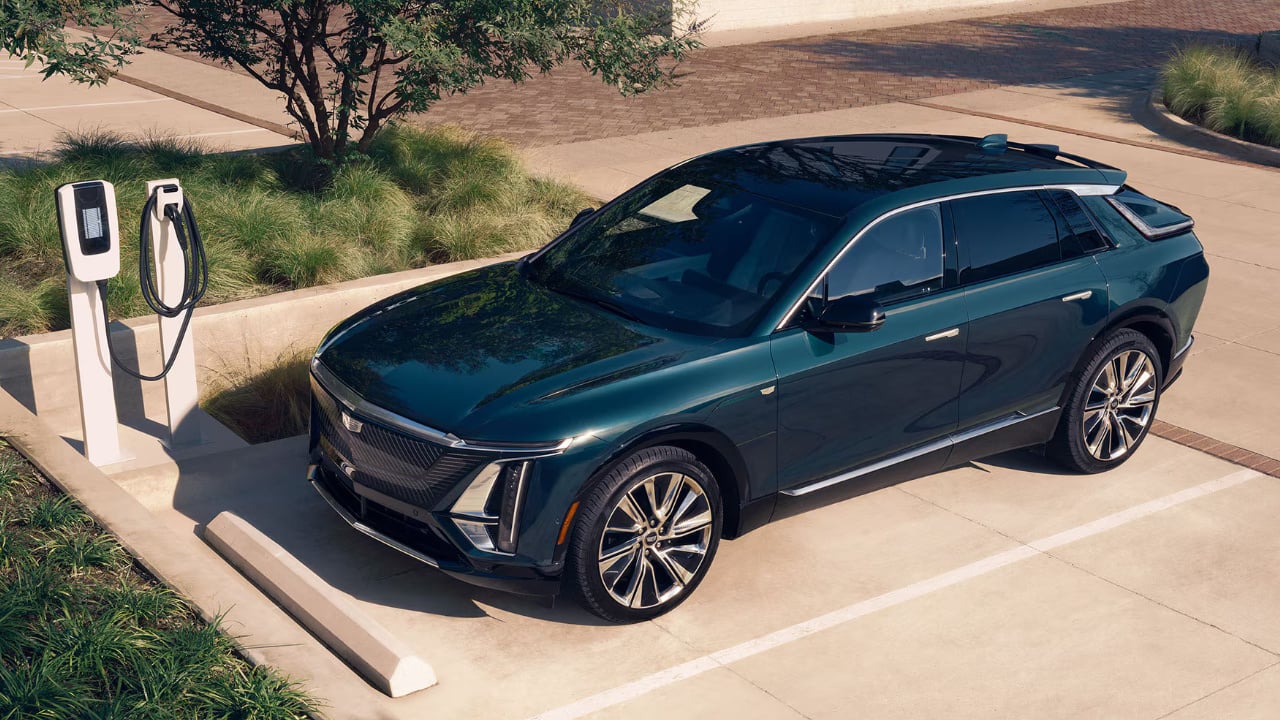 vue latérale avant d'un Cadillac Lyriq 2026