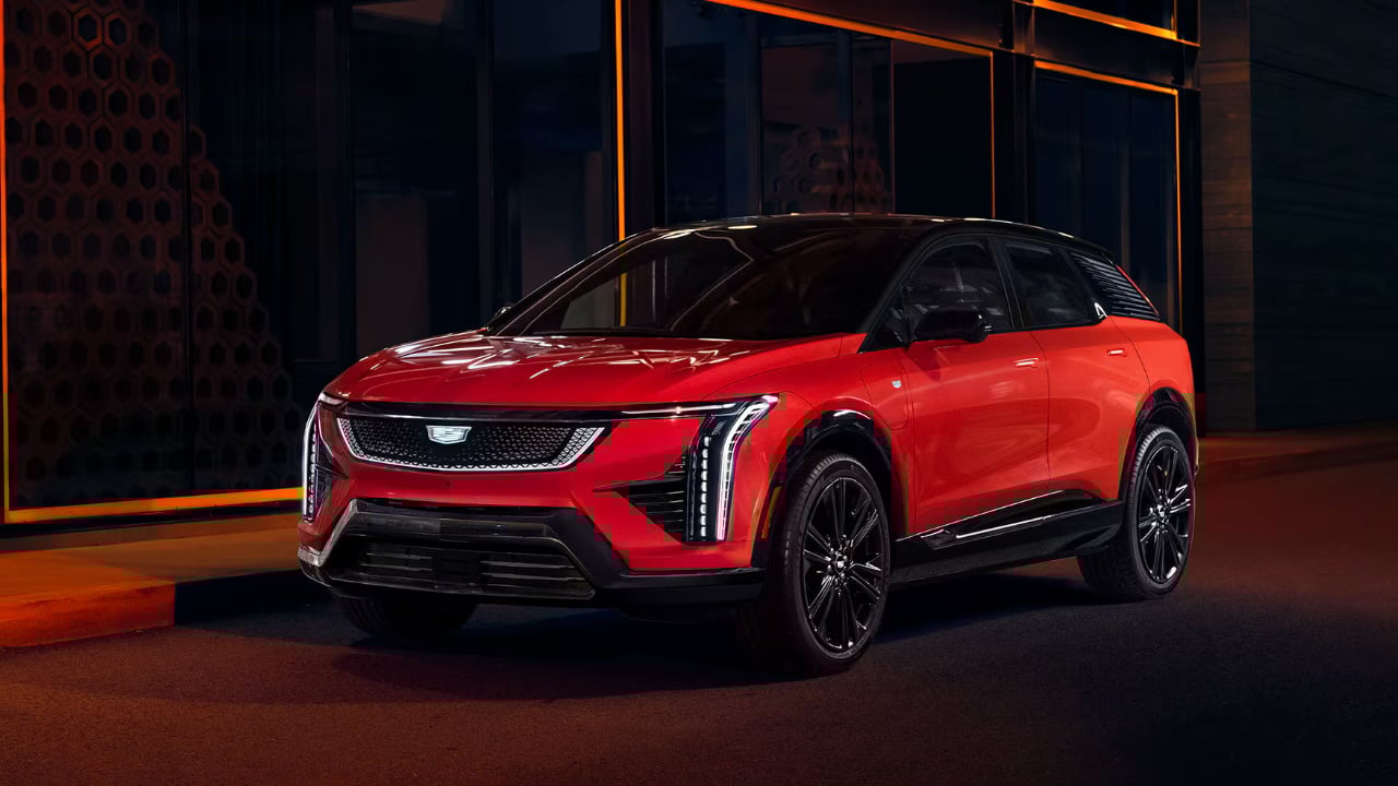 vue latérale avant d'un Cadillac Optiq 2026