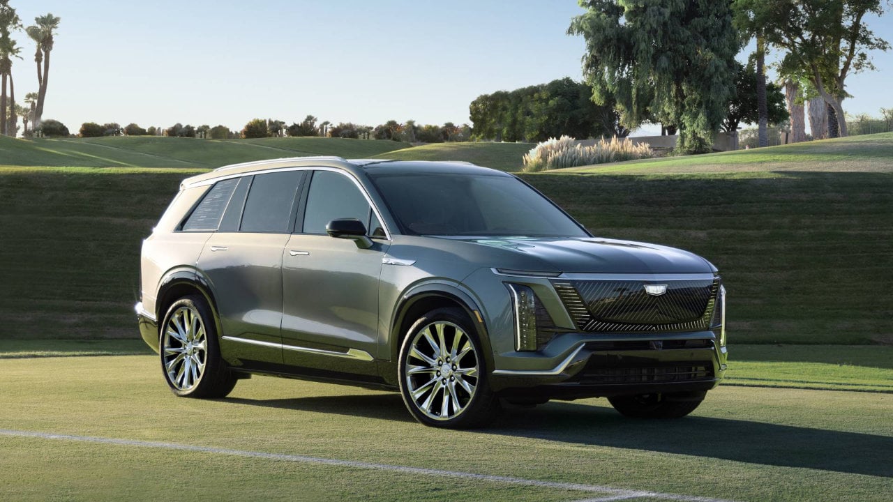 vue latérale avant d'un Cadillac Vistiq 2026