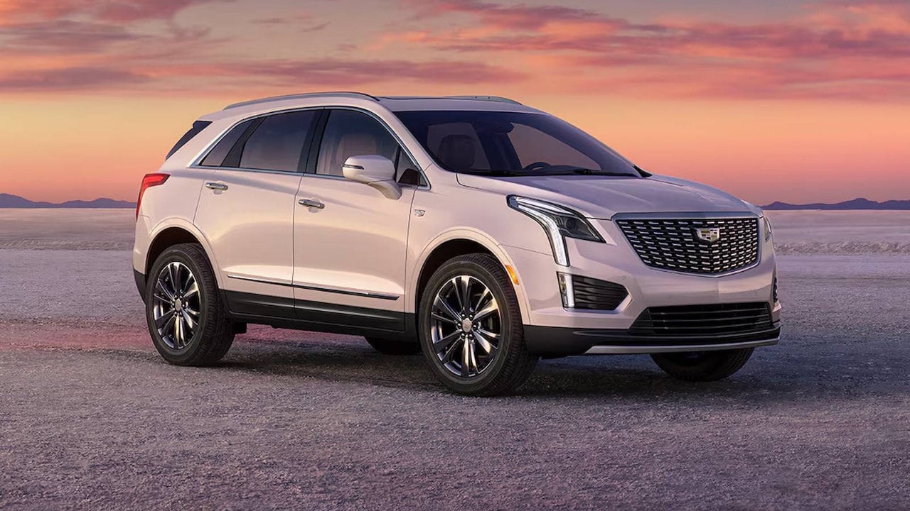 vue latérale avant d'un Cadillac XT-5 2026