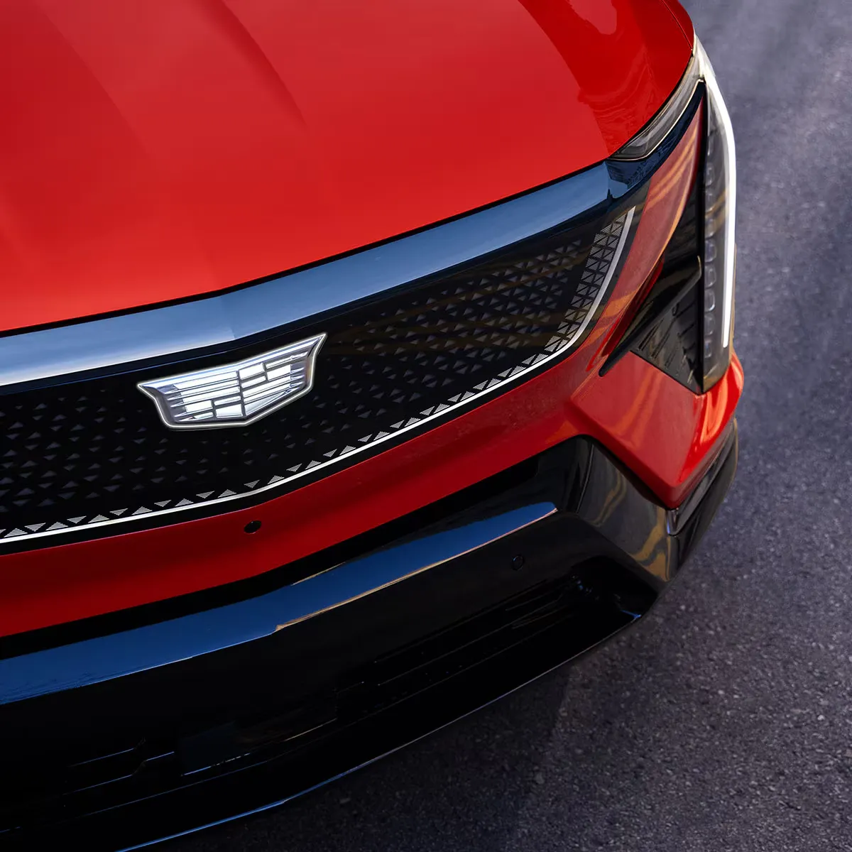Calandre et emblème du Cadillac Optiq rouge.
