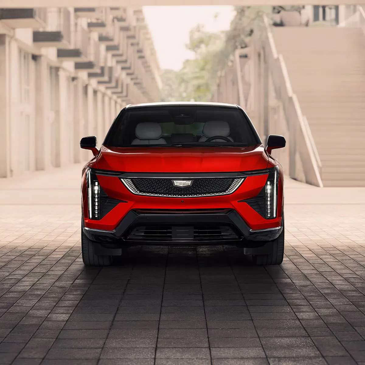 Vue avant du Cadillac Optiq rouge.