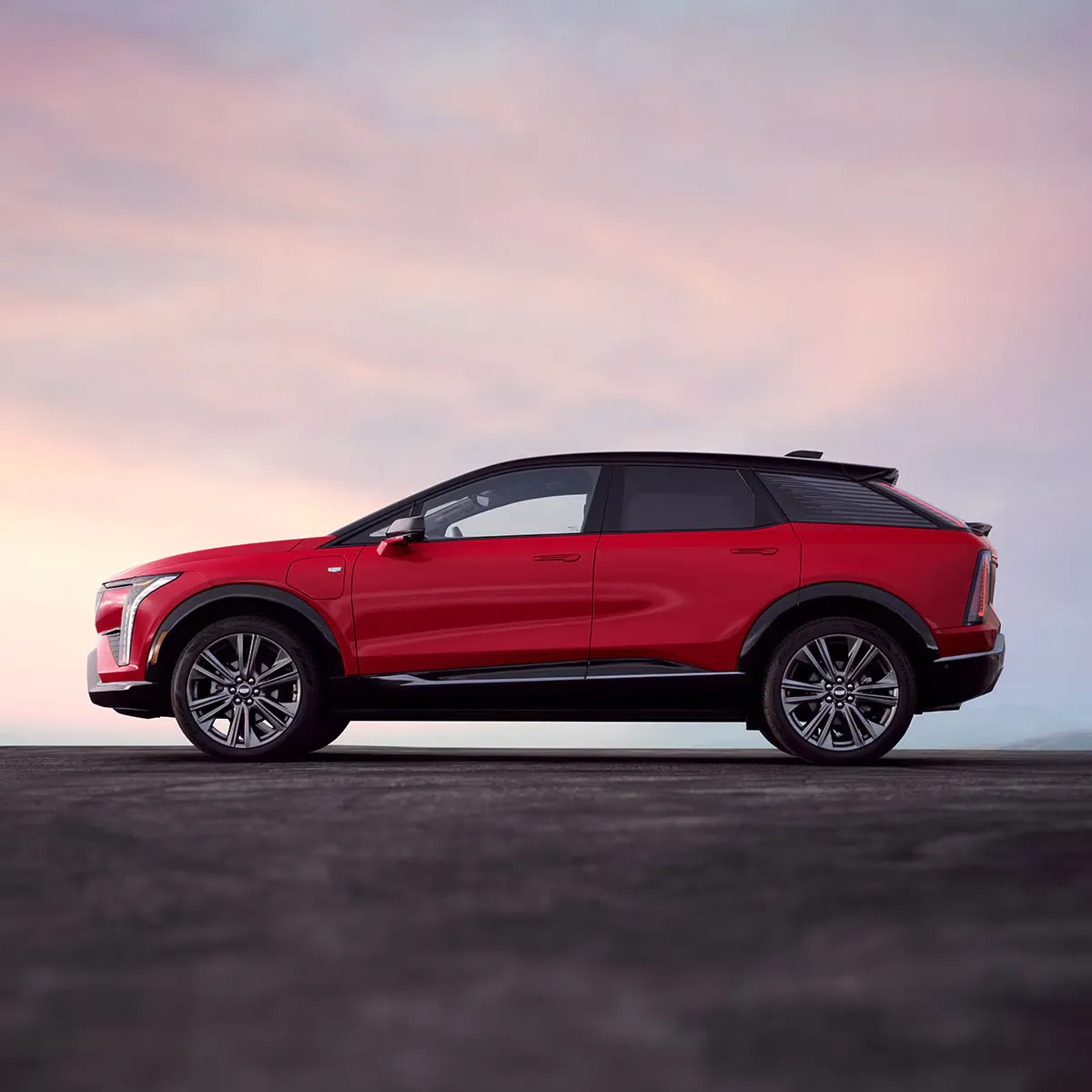 Vue de profil du Cadillac Optiq rouge.