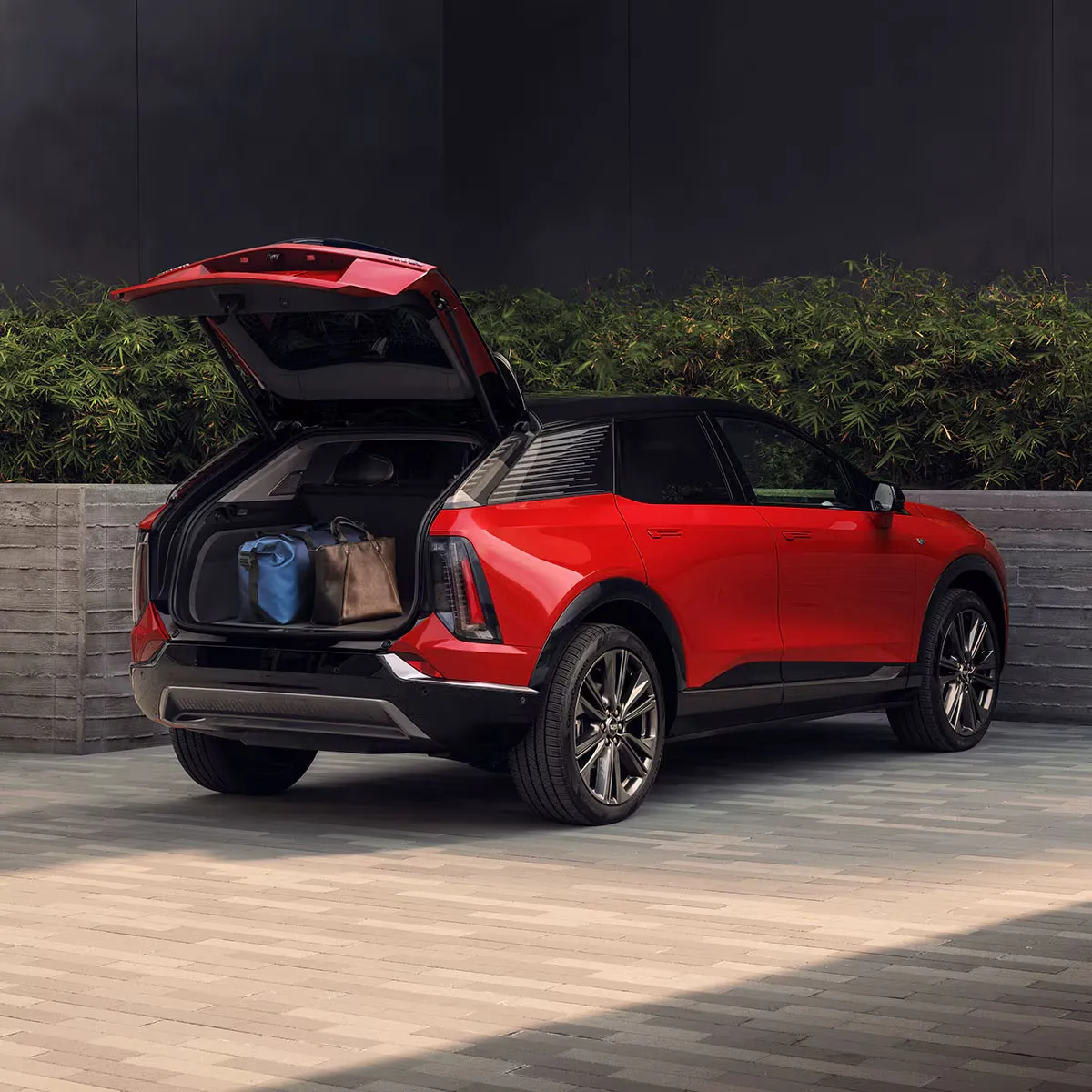 Coffre ouvert du Cadillac Optiq avec des bagages.