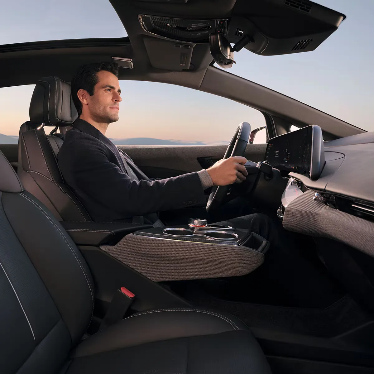 Conducteur au volant du Cadillac Optiq équipé de technologies de sécurité.
