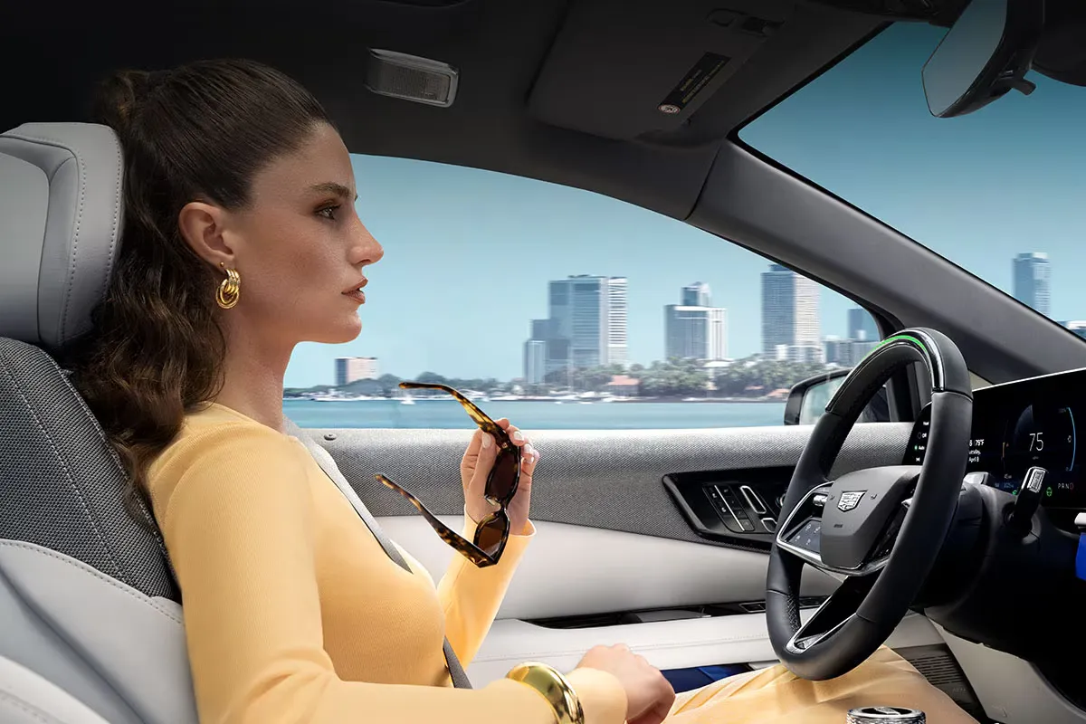Passagère assise dans l’habitacle haut de gamme du Cadillac Optiq.