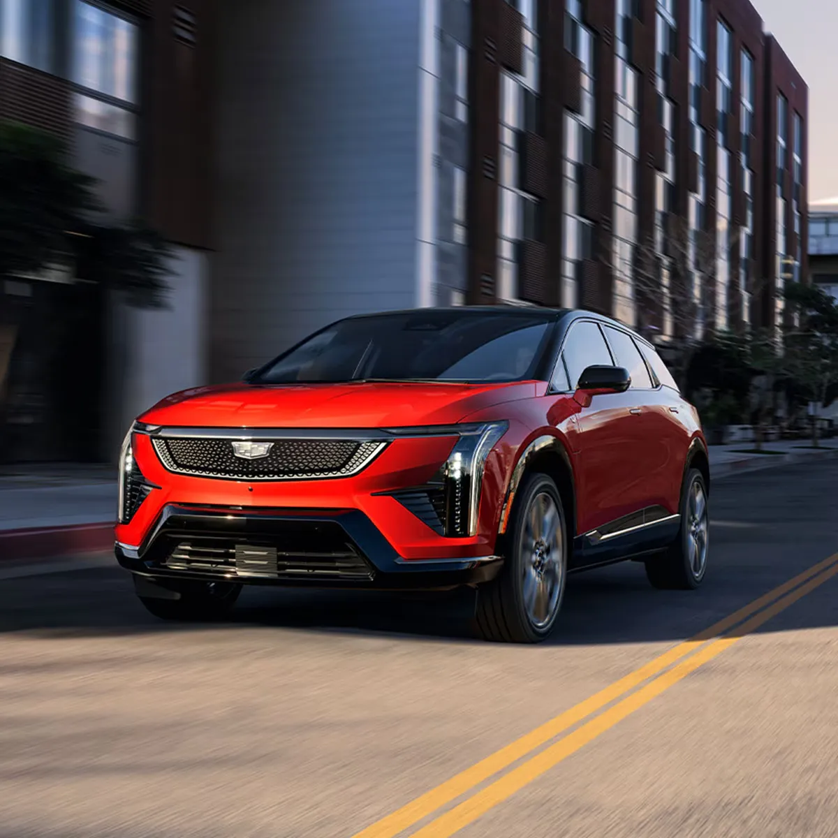 Cadillac Optiq rouge circulant en ville.