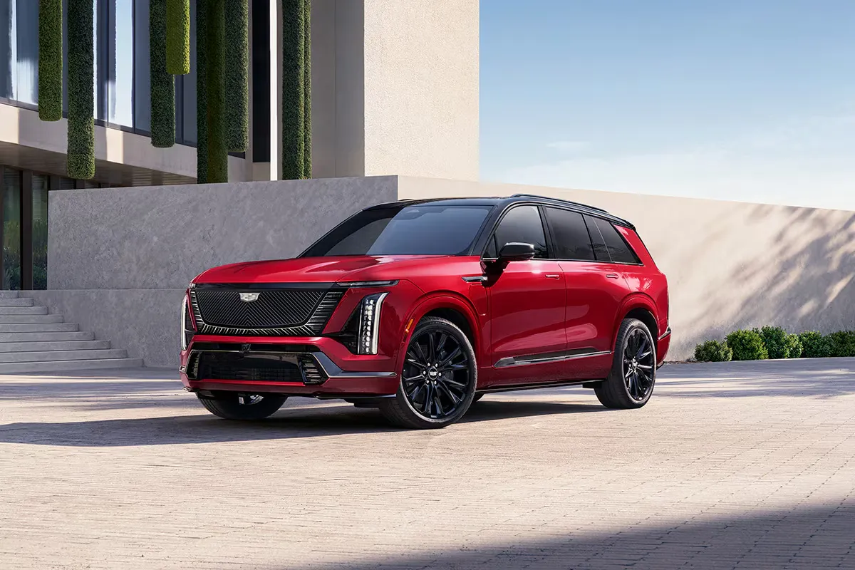 Cadillac Vistiq 2027 rouge dans un décor moderne.