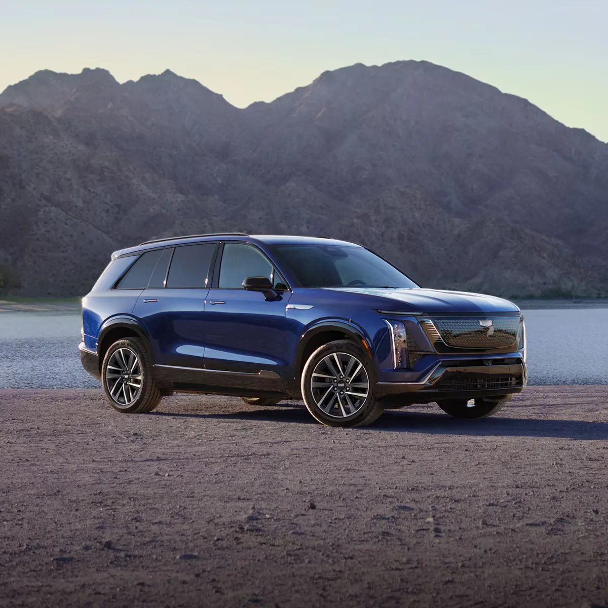 Cadillac Vistiq 2027 bleu présenté dans un paysage rocheux.