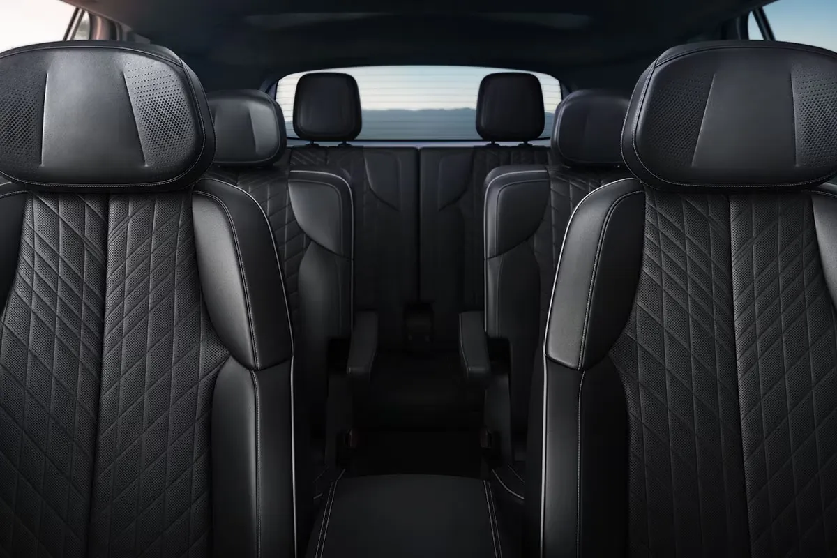 Habitacle à trois rangées de sièges du Cadillac Vistiq 2027.