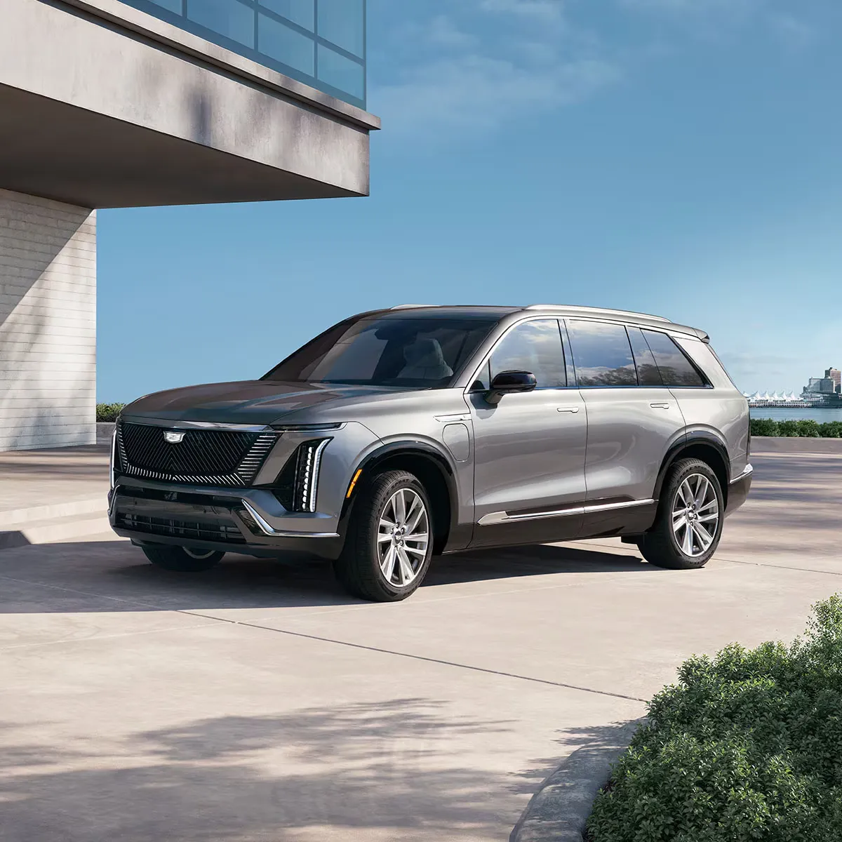 Cadillac Vistiq 2027 argenté devant une architecture contemporaine.