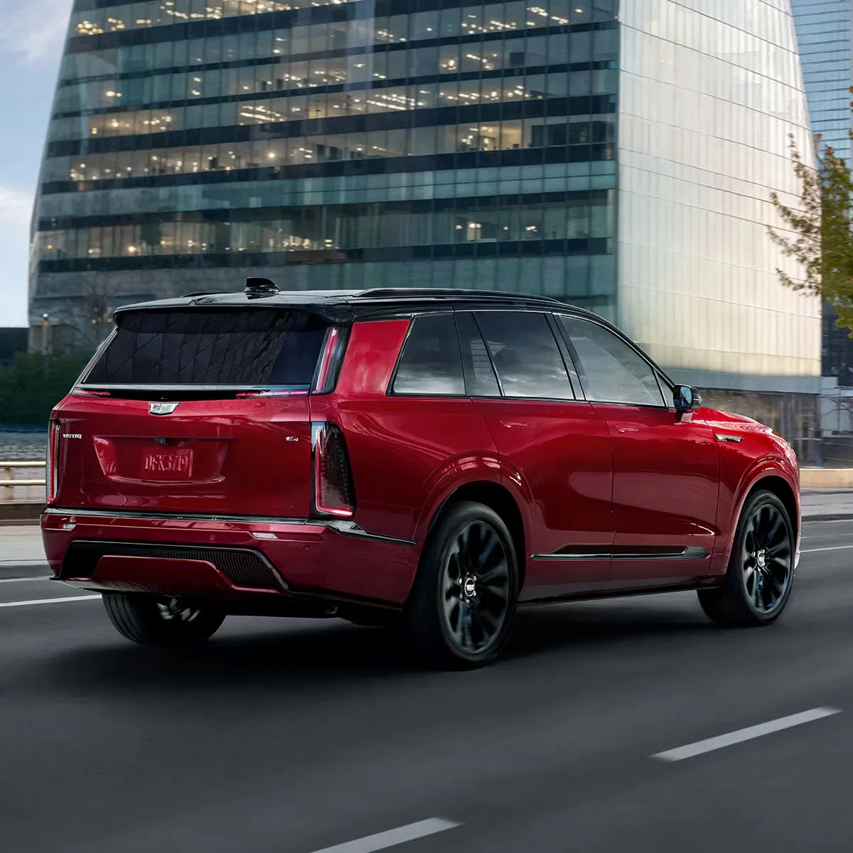 Cadillac Vistiq 2027 rouge roulant dans un environnement urbain.
