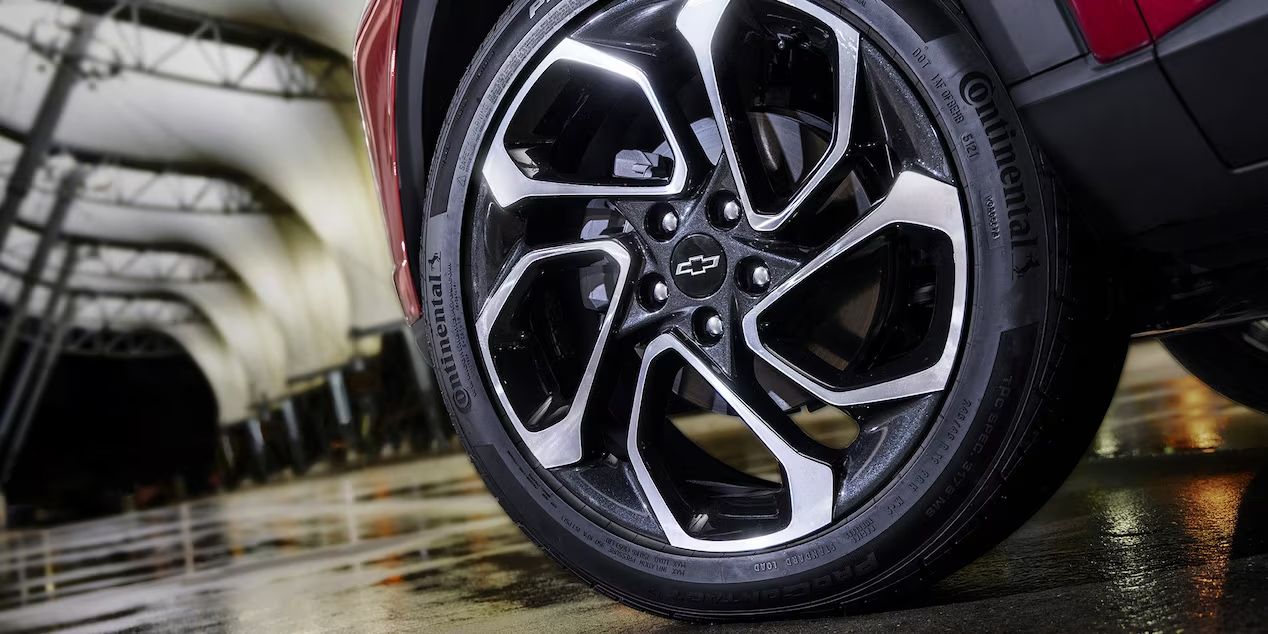 Close-Up of the 19-Inch Aluminum Wheels of the 2024 Chevrolet Trax 2RS Close-Up of the 19-Inch Aluminum Wheels of the 2024 Chevrolet Trax 2RS - Barnes Wheaton GM South Surrey