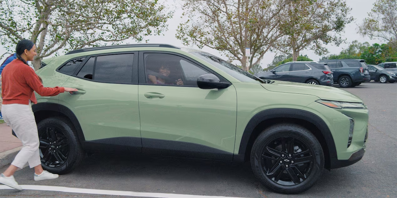 Right Profile View of the 2024 Chevrolet Trax Right Profile View of the 2024 Chevrolet Trax - Barnes Wheaton GM South Surrey